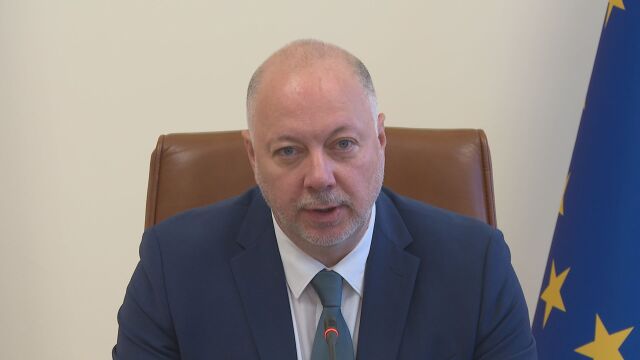 Премиерът за пожарите: Самолетите от Швеция ще останат през целия август в България