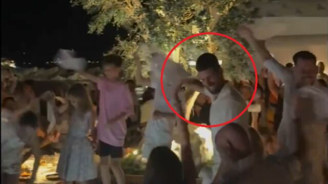 Снимка: Лудото гръцко лято на Джокович продължава в... таверна (ВИДЕО)
