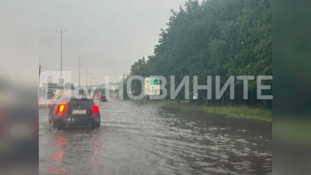 Улиците станаха реки за минути:  Мощна буря с градушка и гръмотевици връхлетя София (ВИДЕО и СНИМКИ)