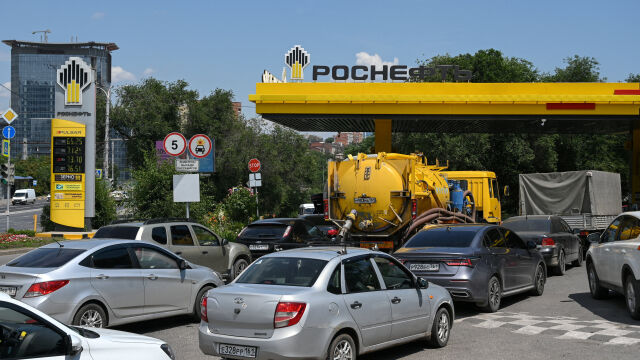 Русия се принуди да внася гориво от Индия: Фермери не могат да приберат реколтата. Бензиностанции забраниха пълнене на туби