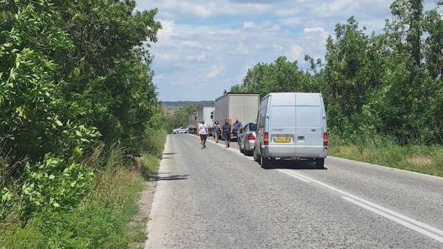 Снимка: Мотор се удари в зърновоз във Врачанско, жена е тежко ранена