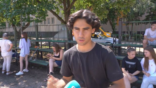 Снимка: Американец превърна баскетболното игрище във Видин в класна стая по английски