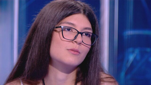 Боги, която наваксва живота: След 13 години заключено детство - днес тя помага на децата като нея