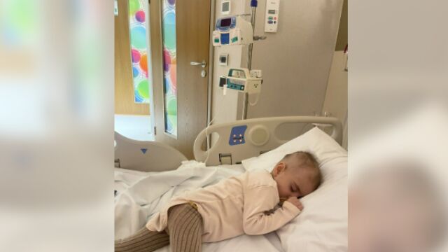 Снимка: Зов за помощ: Набират се средства за лечение на 2-годишната Деница