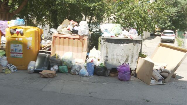Снимка: Столичният инспекторат обещава да изчисти до два дни района „Слатина“ от натрупания боклук