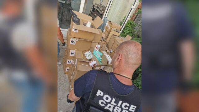 Снимка: Разбиха склад с близо 50 000 вейпа без бандерол (СНИМКИ)