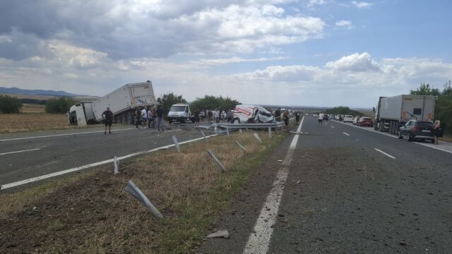 Нова тежка катастрофа с тир, преминал в насрещното на АМ „Тракия“ през мантинелата, има загинал (ВИДЕО)