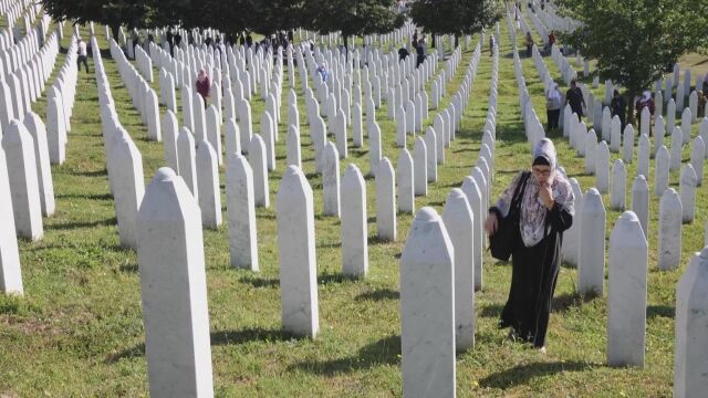 Снимка: 31 години от геноцида в Сребреница: Хиляди се събраха в мемориалния център поточари