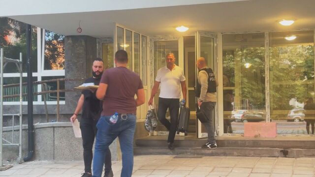 Снимка: Областният лидер на ДПС в Бургас Христо Широков е отведен към столичното следствие