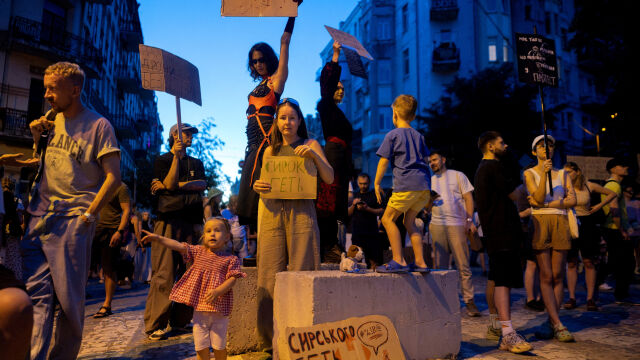 Протести в Украйна поставиха Зеленски пред една от най-сериозните му политически кризи (ВИДЕО)