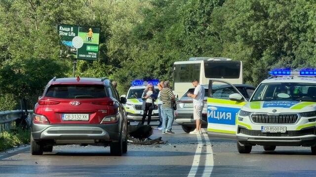 Снимка: Прокуратурата отне книжката на шофьора, врязал се челно в кола край Владая, при което загина жена