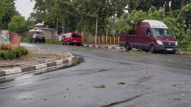 Снимка: Две жени са в болница силната буря в Ямбол