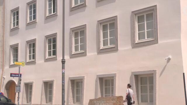 Снимка: Родната къща на Адолф Хитлер вече е полицейски участък (ВИДЕО)