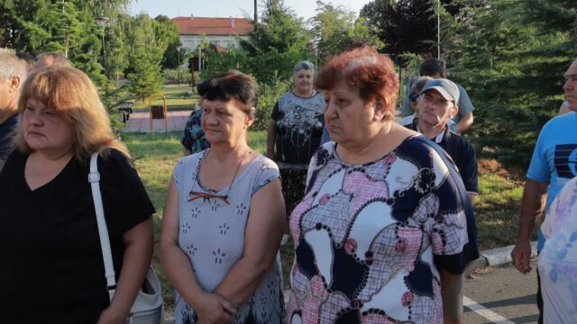 Снимка: „Не искаме да ставаме мишена“: Жители на Безмер излизат на протест срещу американските самолети