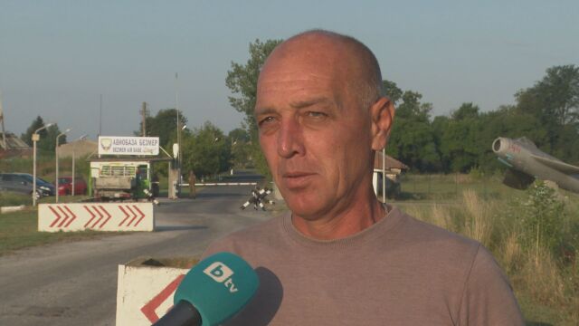 Снимка: Подписка и протест край авиобаза „Безмер“ заради очакваното пристигане на американски военни самолети