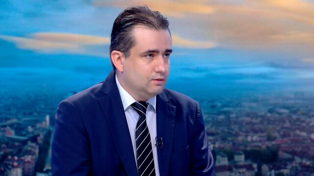 Снимка: Божанов за самолетите-цистерни: Всички знаят, че това не е сделка. Американците са им казали: „Ако не ги пуснете, няма да има бензин“