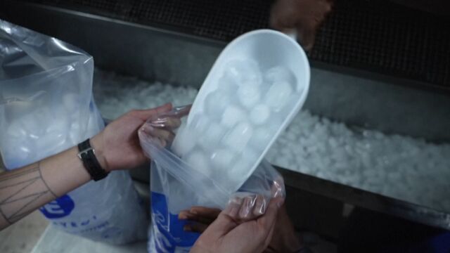 Снимка: „Става лудница през горещите вълни“: Производителите на лед в Гърция са под сериозно напрежение заради скок в поръчките