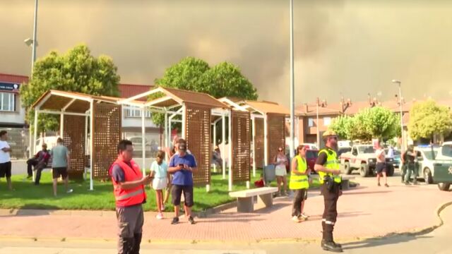 Снимка: Пожарите край Мадрид: Властите се борят да спрат сливането на огнищата