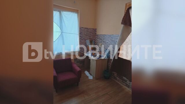 Снимка: Разбиха офиса на „Възраждане“ в Ямбол (СНИМКИ)