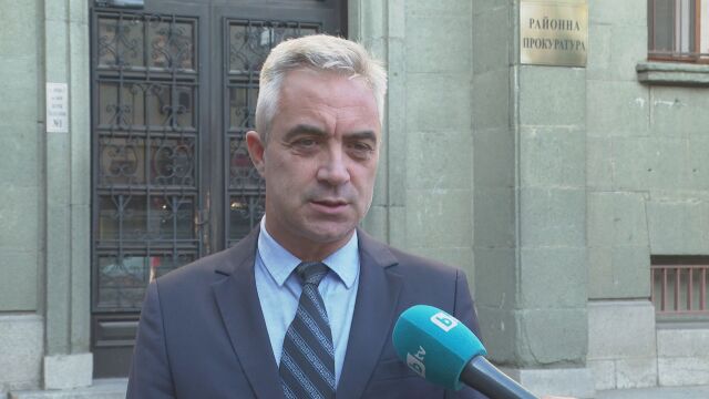 Снимка: Заплаха с пистолет и счупено гише: Коя е жената, опитала да обере аптека в Ямбол?