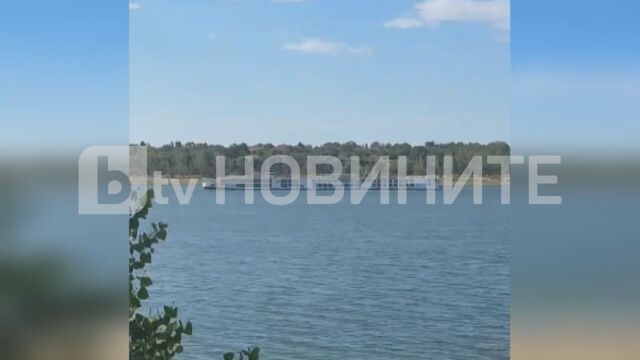 Снимка: С 238 души на борда: Круизен кораб, плаващ към България, заседна в река Дунав. Подозират човешка грешка