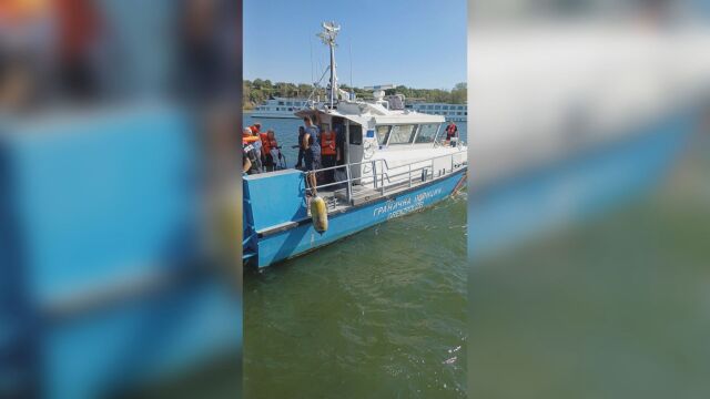 Евакуираха пътниците от заседналия до Видин круизен кораб в р. Дунав (ВИДЕО)