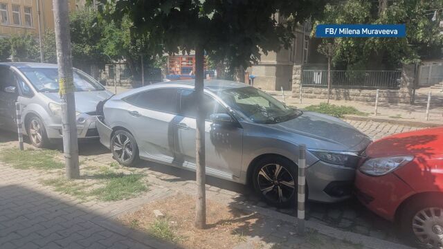 Снимка: Пиян водач помете четири паркирани коли в идеалния център на София