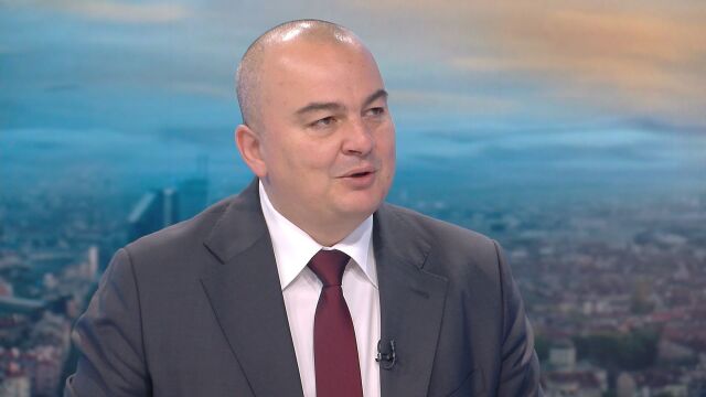 Снимка: След изхвърлените дини и раздадените краставици: Земеделският министър обеща масови проверки на вноса