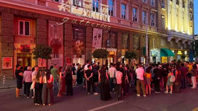 Снимка: Пореден протест пред НАТФИЗ: Искането е за незабавната оставка на ректора