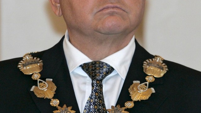 Снимка: Кремъл иска доброволна оставка от Юрий Лужков, твърди руско издание