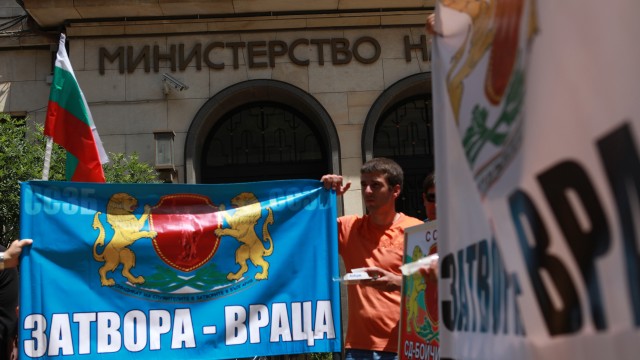 Снимка: Служители от затворите пиха по една студена вода в знак на протест