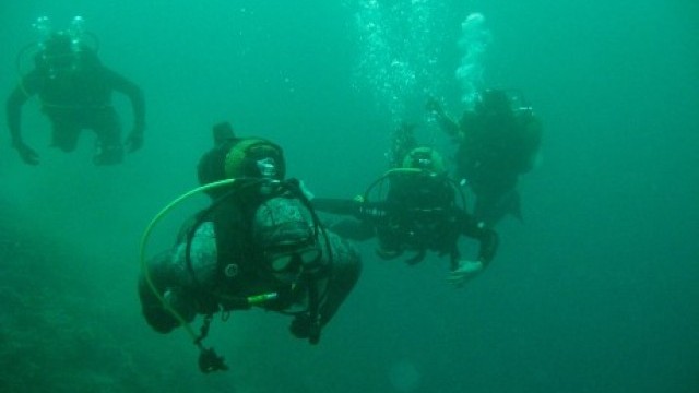 Снимка: Водолазен екип намери телата на 3 деца, потънали във водоем