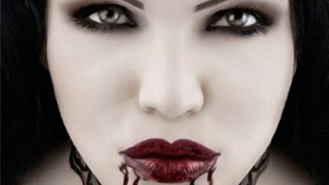Снимка: Жена пие по 2 литра човешка кръв всеки месец
