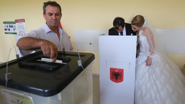 Снимка: Месец след изборите в Албания все още няма победител