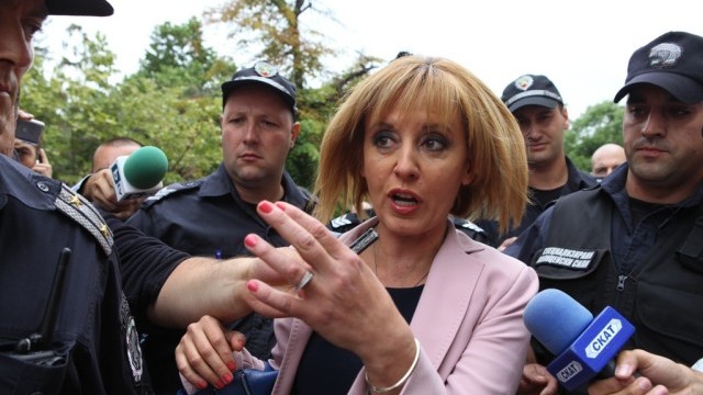 Снимка: „Парламентьорът” Манолова готова за нова среща с протестиращите