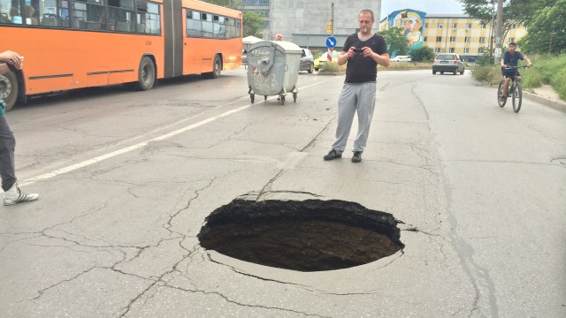 Снимка: Гигантска дупка зейна в столичния кв. 