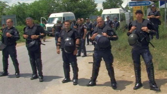 Снимка: Опит за нахлуване в ромската махала в Гърмен