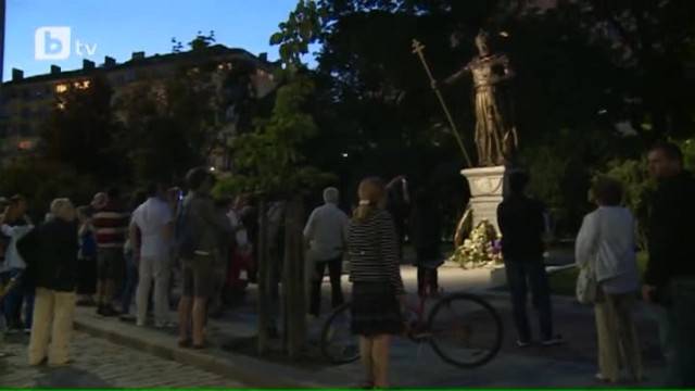 Снимка: Десетки софиянци се събраха да проверят светят ли очите на цар Самуил (ВИДЕО)