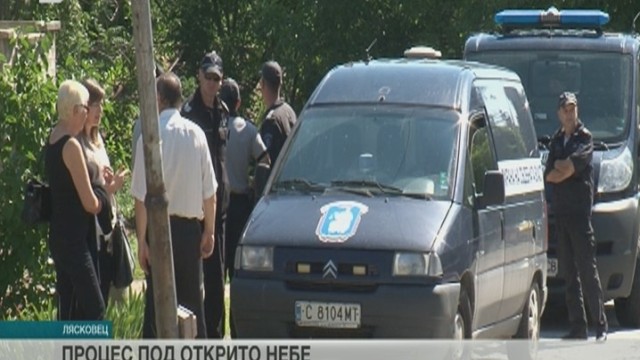 Снимка: Съдът заседава на открито по делото срещу стрелеца от Лясковец