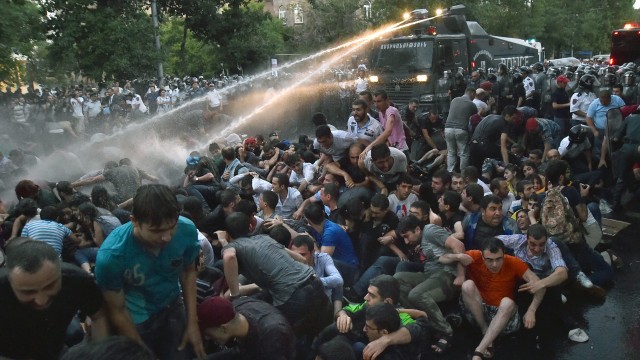 Снимка: 6000 души протестират цяла нощ в Армения