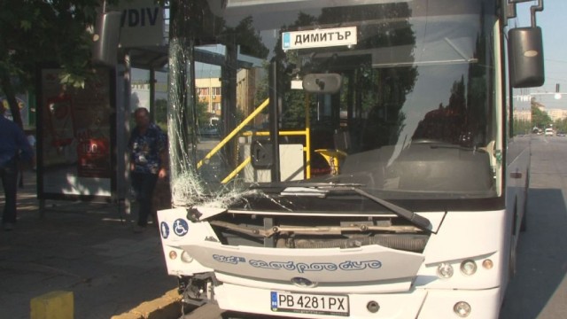 Снимка: Кола и автобус се сблъскаха в Пловдив след отнето предимство 