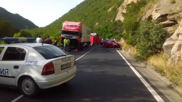 Снимка: Почина раненият при катастрофата в Кресненското дефиле мъж
