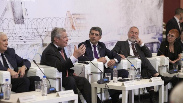 Снимка: Президентът: Политици и общественици подменят истината за комунизма