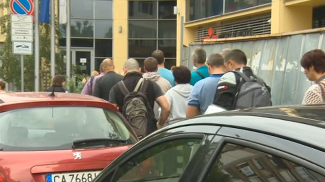 Снимка: Дълги опашки се извиха пред Агенцията по вписвания