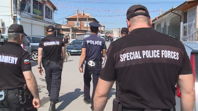 Снимка: Теч на информация провали спецакция в рискови квартали в Южна България