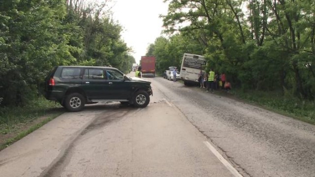 Снимка: Джип удари автобус с работници на пътя Русе – Бяла
