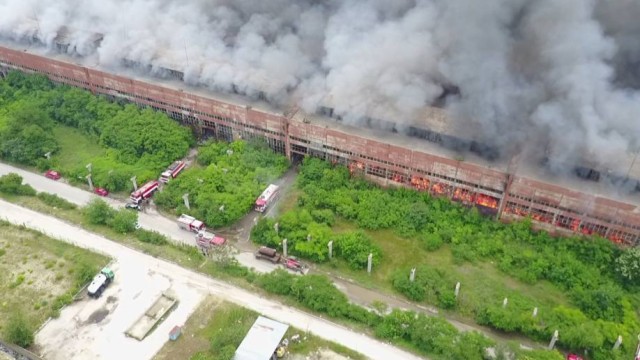 Снимка: Пожарът в завода за отпадъци край Шишманци е овладян