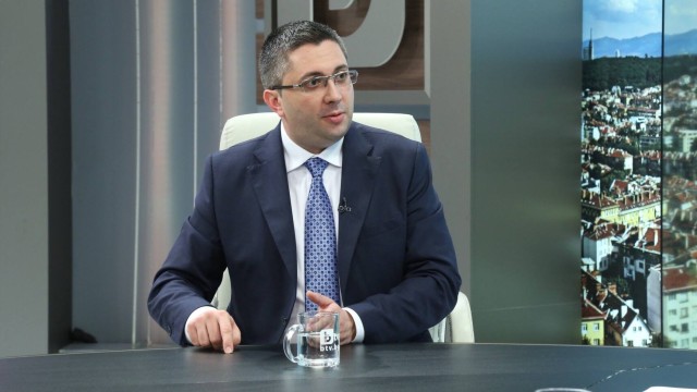 Снимка: Николай Нанков: Около 100 млн. лв. годишно се дават за запълване на дупки по пътищата 