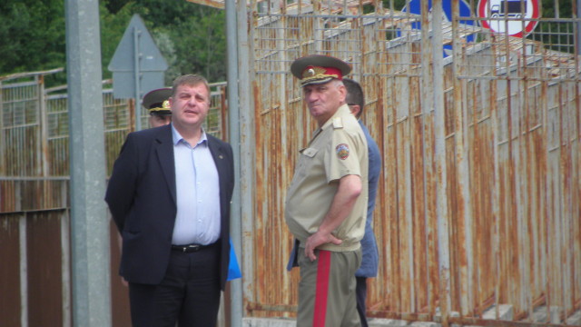 Снимка: Красимир Каракачанов: Оградата по границата е намалила значително мигрантския поток