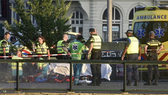 Снимка: Кола блъсна пешеходци край централната гара на Амстердам